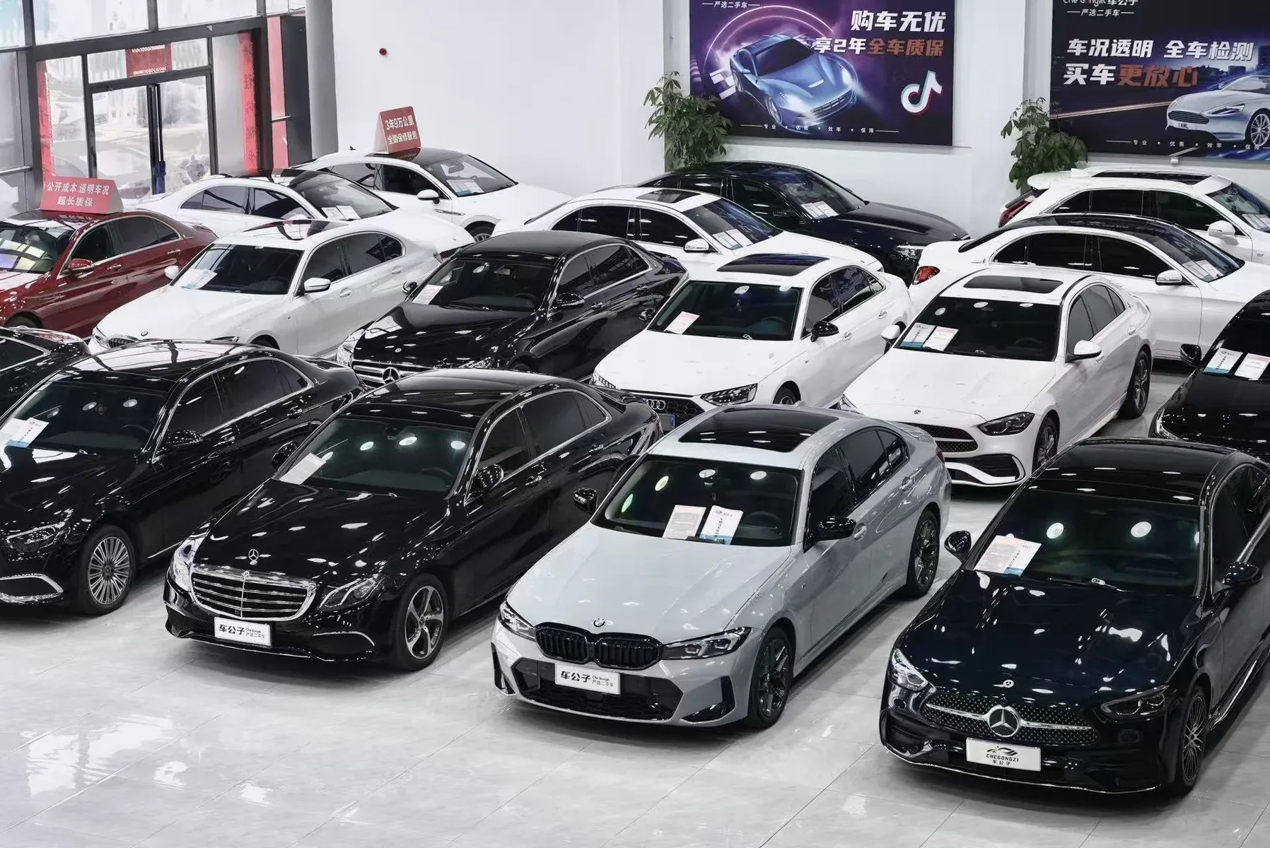 Vehicles displayed inside the Che Gongzi showroom